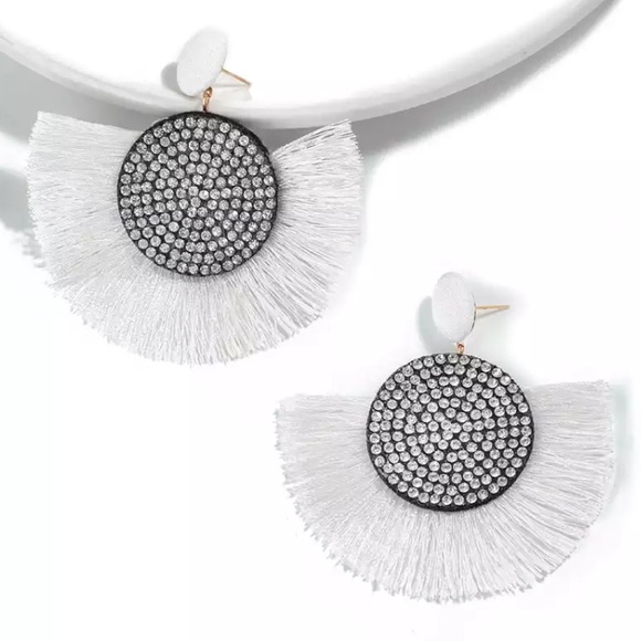 🔴5/$15⚠️𝗖𝗟𝗘𝗔𝗥𝗔𝗡𝗖𝗘⚠️White Earrings NEW - Picture 3 of 10